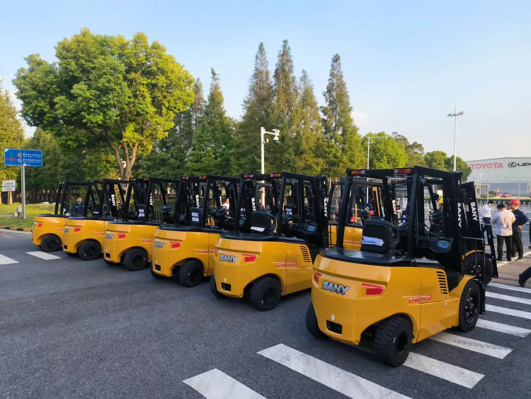 Electric forklift