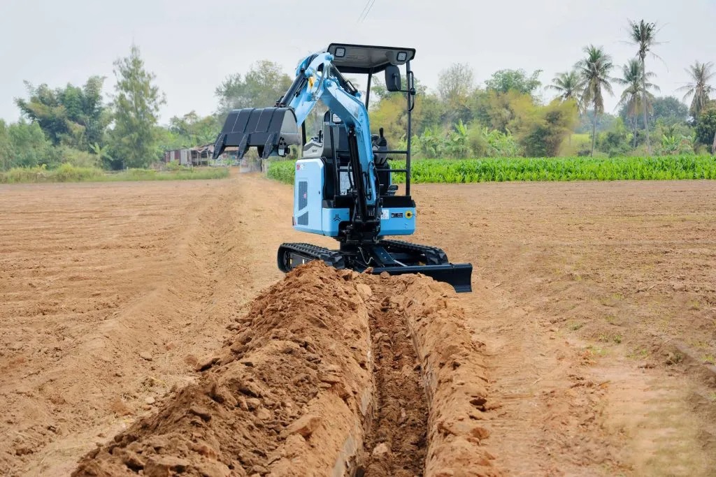 Small electric excavator